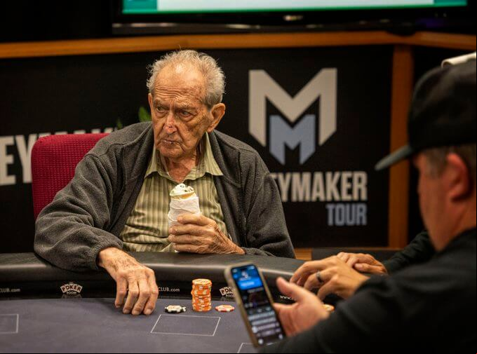 Eugene Calden si ve 100 letech užívá poker se zmrzlinou v ruce