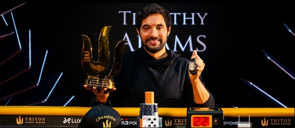 Timothy Adams se raduje z Main Event tritonové trofeje a $4,2M