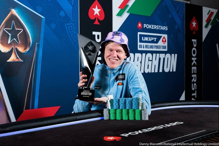 Britský streamer Spraggy se na UKIPT Brighton raduje z vítězství v Main Eventu